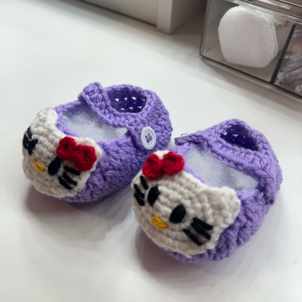 Hand crafted hello kitty crochet baby shoes - Picture 2 of 4